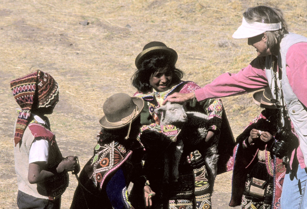 Children-with-a-lamb